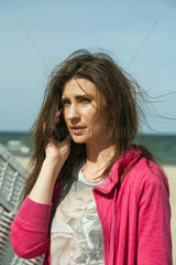 Sopot  Polen  eine junge Frau telefoniert am Strand