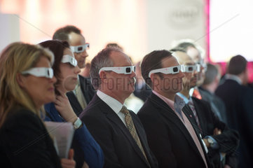 Hannover  Deutschland  Messebesucher mit 3D-Brillen