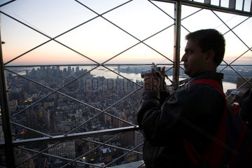 New York City  USA  ein Tourist fotografiert auf dem Empire State Building