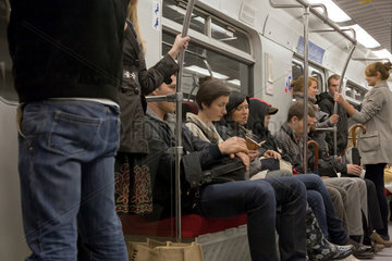 Warschau  Polen  Menschen in der Metro