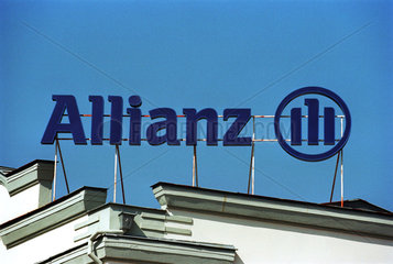 Neon-Schriftzug der Allianz AG auf einem Dach