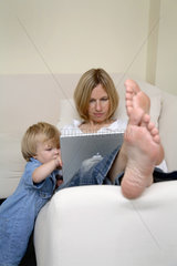 Mutter und Kind mit Laptop