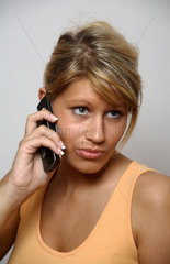 Junge Frau telefoniert mit dem Handy