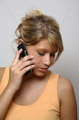 Junge Frau telefoniert mit dem Handy