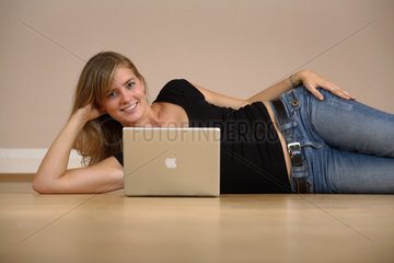 Junge Frau mit Laptop