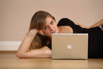 Junge Frau mit Laptop