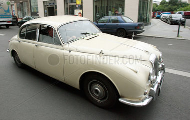 Berlin  ein Oldtimer vom Typ Jaguar im Stadtverkehr