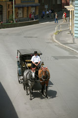Karlsbad  Tschechische Republik  eine Pferdekutsche auf der Strasse