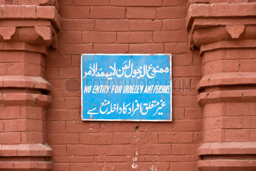 Lahore  Pakistan  Hinweisschild an einer Hauswand in der Innenstadt
