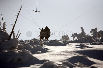 Szklarska Poreba  Polen  Touristen spazieren im Schnee