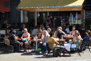 Amsterdam  Strassencafe am Nieuwmarkt