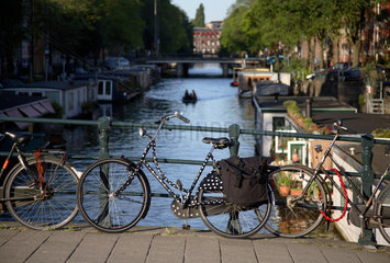 Amsterdam  Fahrraeder auf einer Bruecke