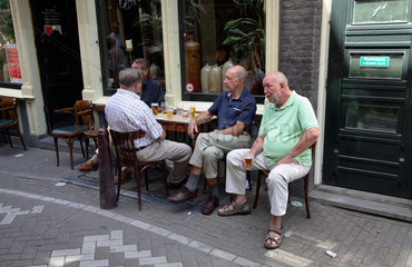 Amsterdam  Senioren im Strassencafe
