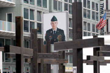 Kreuze am ehemaligen Checkpoint Charlie in Berlin