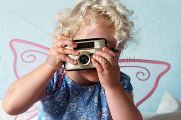 Kind spielt mit Kamera  Berlin