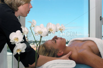 Eine Frau bei einer Massage  Berlin