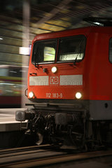 Berlin  vorbeifahrender Zug am Berliner Hauptbahnhof