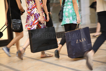 Berlin  Deutschland  Frauen mit Einkaufstueten laufen durch ein Einkaufszentrum