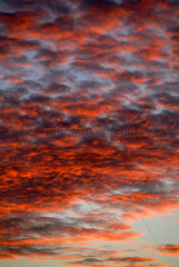 Rote Wolken beim Sonnenuntergang