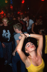 Essen  Jugendliche tanzen in einer Discothek