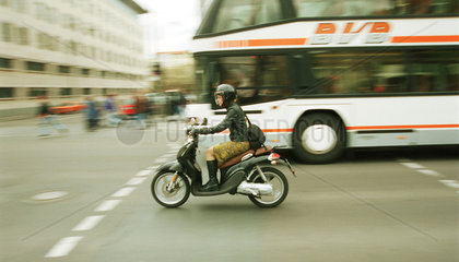 Mofafahrerin in Berlin