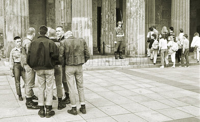 Punker vor der Neuen Wache  Ost-Berlin 1985