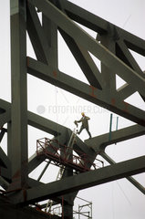 Bauarbeiter auf Stahlgeruest des Sony Centers  Berlin