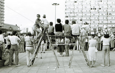 Zuschauer bei Maikundgebung  Ost-Berlin 1985