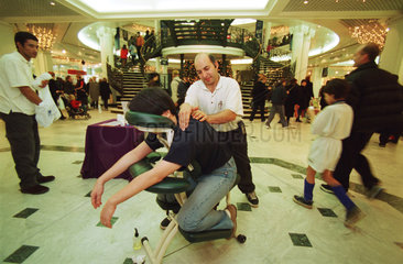 Massage fuer Kunden eines Londoner Kaufhauses