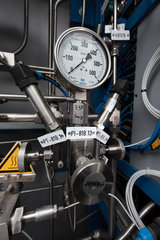 Berlin  Deutschland  Druckmesser an einem Wasserstoffkompressor