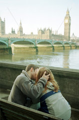Kuessendes Paar vor Parlament und Big Ben in London