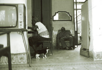 Altes Paar in seiner Wohnung  Havanna