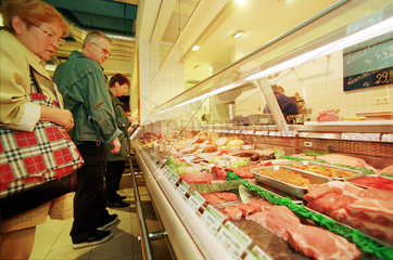 Kunden an Fleischtheke eines Biosupermarkts  Berlin