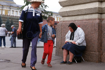 Moskau-Bettlerin am Roten Platz