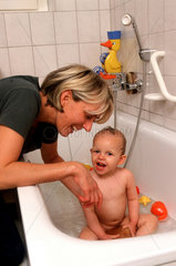 Familienalltag  Mutter und Kind im Badezimmer
