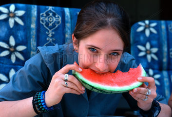 Jugendliche isst eine Wassermelone