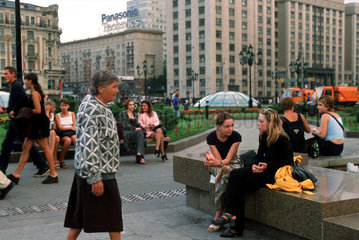 Moskau-Menschen auf dem Manegeplatz