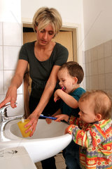 Familienalltag  Mutter und Kinder im Badezimmer