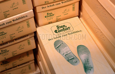 Kartons mit Finn Comfort Schuhen  WALDI Schuhfabrik