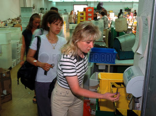 Arbeiterinnen an der Stechuhr  WALDI Schuhfabrik