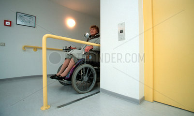 Wohnen im Alter  Seniorin im Rollstuhl