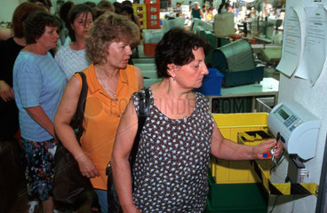 Arbeiterinnen an der Stechuhr  WALDI Schuhfabrik