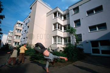 Duisburg  Kinder spielen vor einem Wohnblock