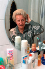 Wohnen im Alter  Seniorin im Badezimmer