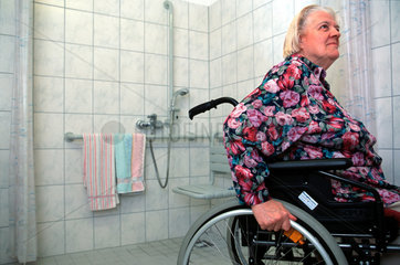 Wohnen im Alter  Rollstuhl im Badezimmer