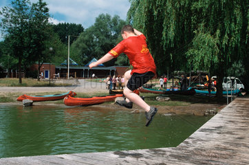 Dorsten  ein Junge springt in den See.