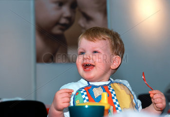 Essen  Babymesse  Kleinkind beim essen