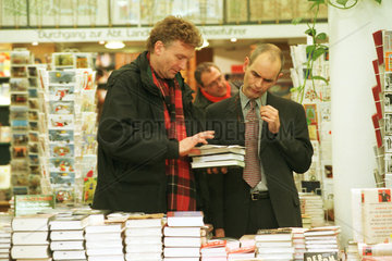 Kunden in einer Buchhandlung  Berlin
