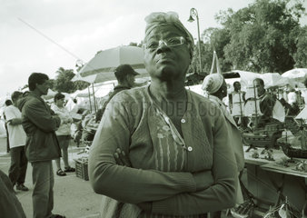 Frau auf Markt in Havanna