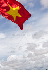 Phnom Penh  Kambodscha  vietnamesische Flagge vor bewoelktem Himmel